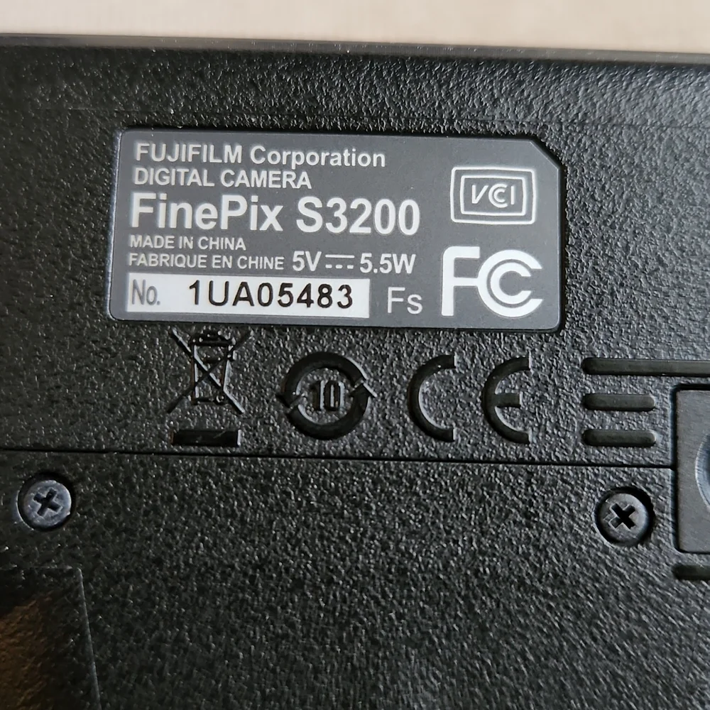 FujiFilm FinePix S3200 Black with Strap